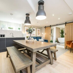 3 habitaciones y tabla de planchar con plancha 