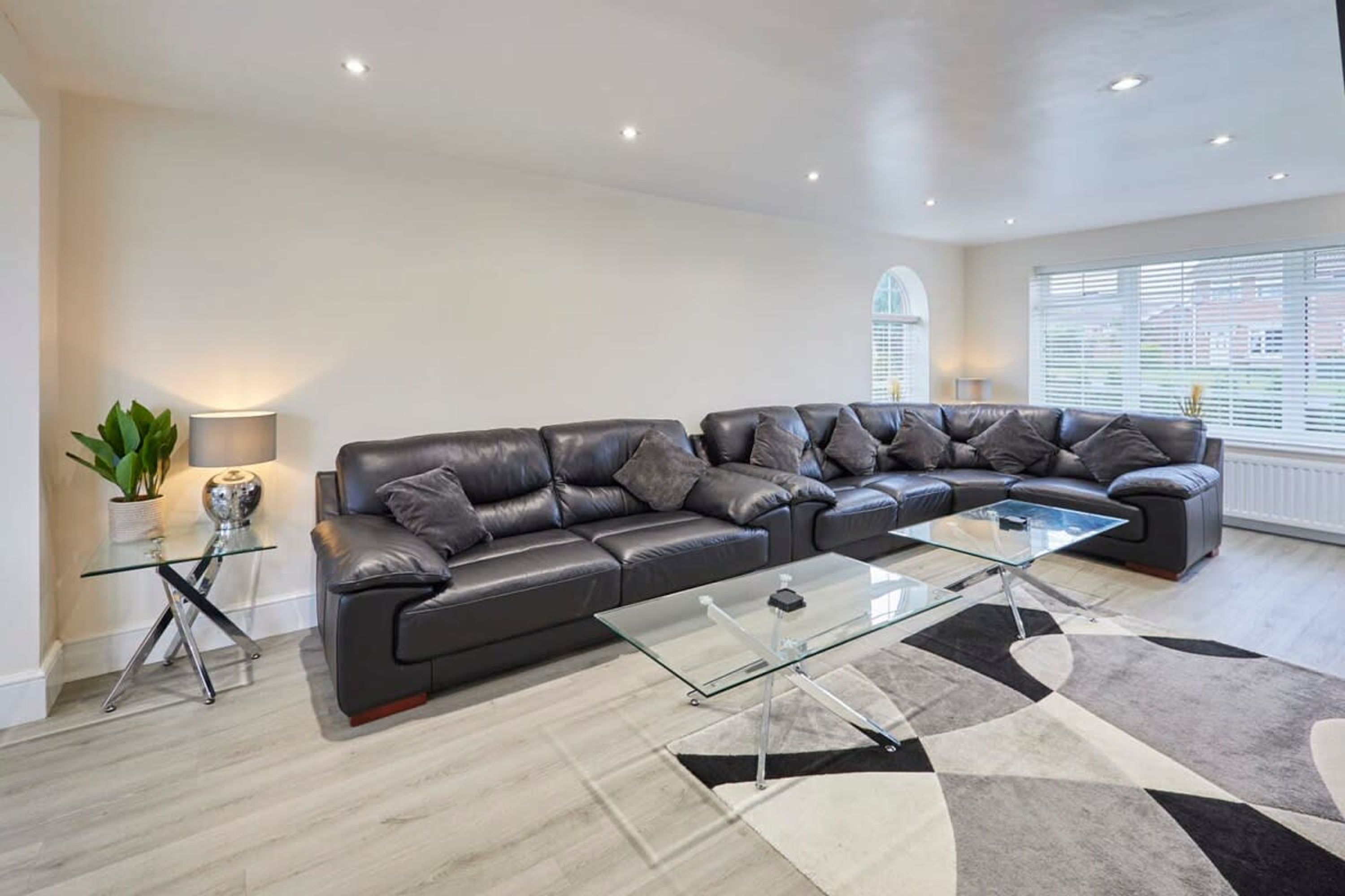 Casa | 5 dormitorios y tabla de planchar con plancha