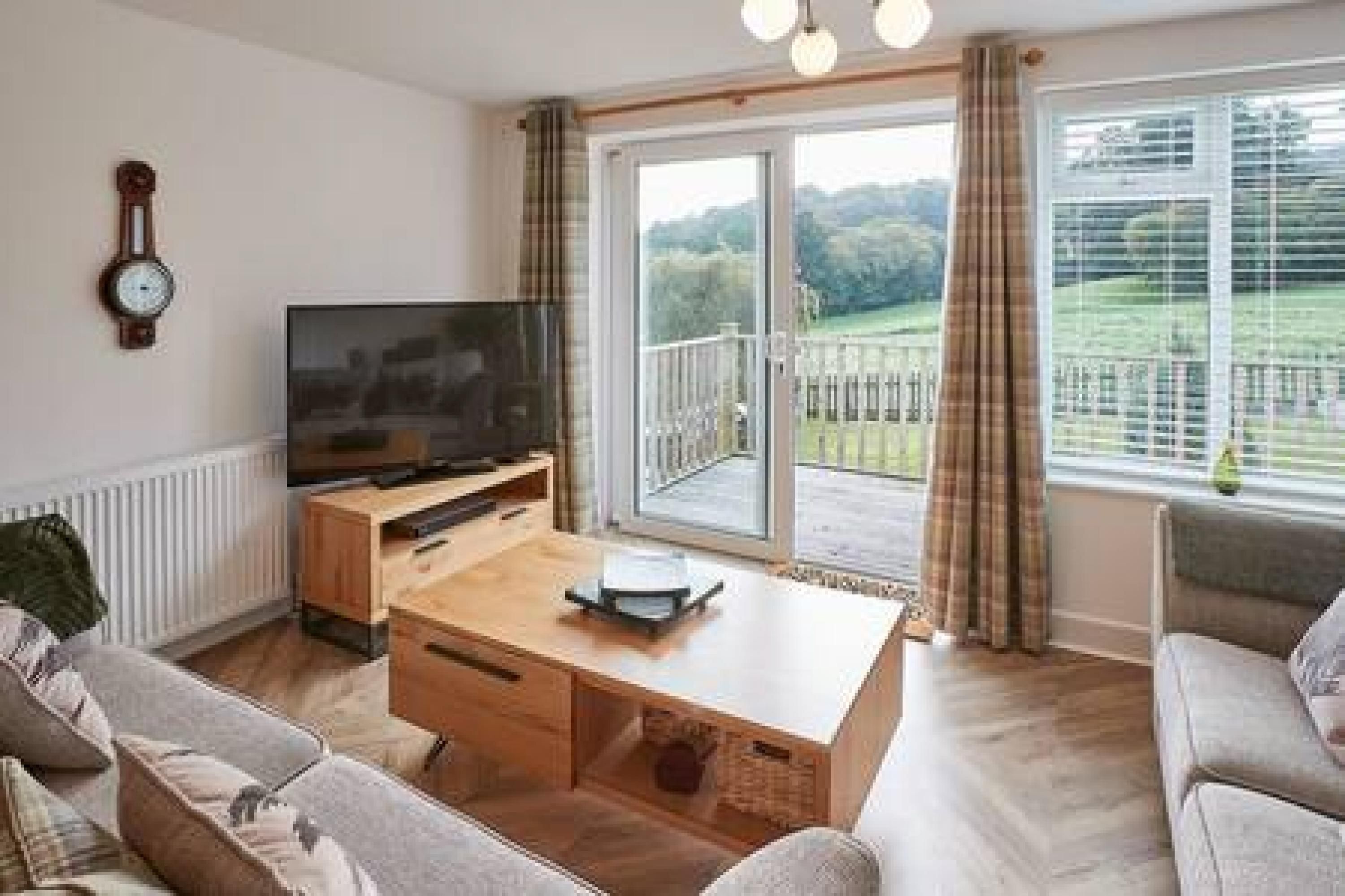 2 habitaciones y tabla de planchar con plancha 