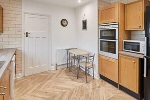 ハウス | 専用キッチン | 冷蔵庫、コンロ、電気ポット、トースター