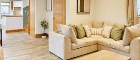 2 habitaciones y tabla de planchar con plancha