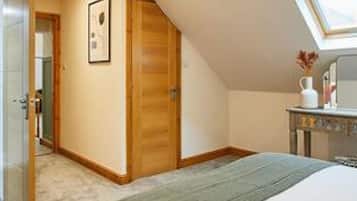 2 bedrooms, iron/ironing board