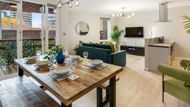 A modern apartment with a dining area, a living room, and a kitchen. - Host Stay Ropewalks Quarters III (Liverpool)