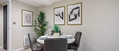 House | 2 bedrooms, iron/ironing board, high-speed internet