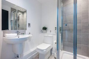 2 bedrooms, iron/ironing board, Internet - Host Stay Halifax House Living (Liverpool)