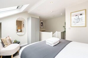 2 bedrooms, iron/ironing board, Internet - Host Stay Halifax House Living (Liverpool)