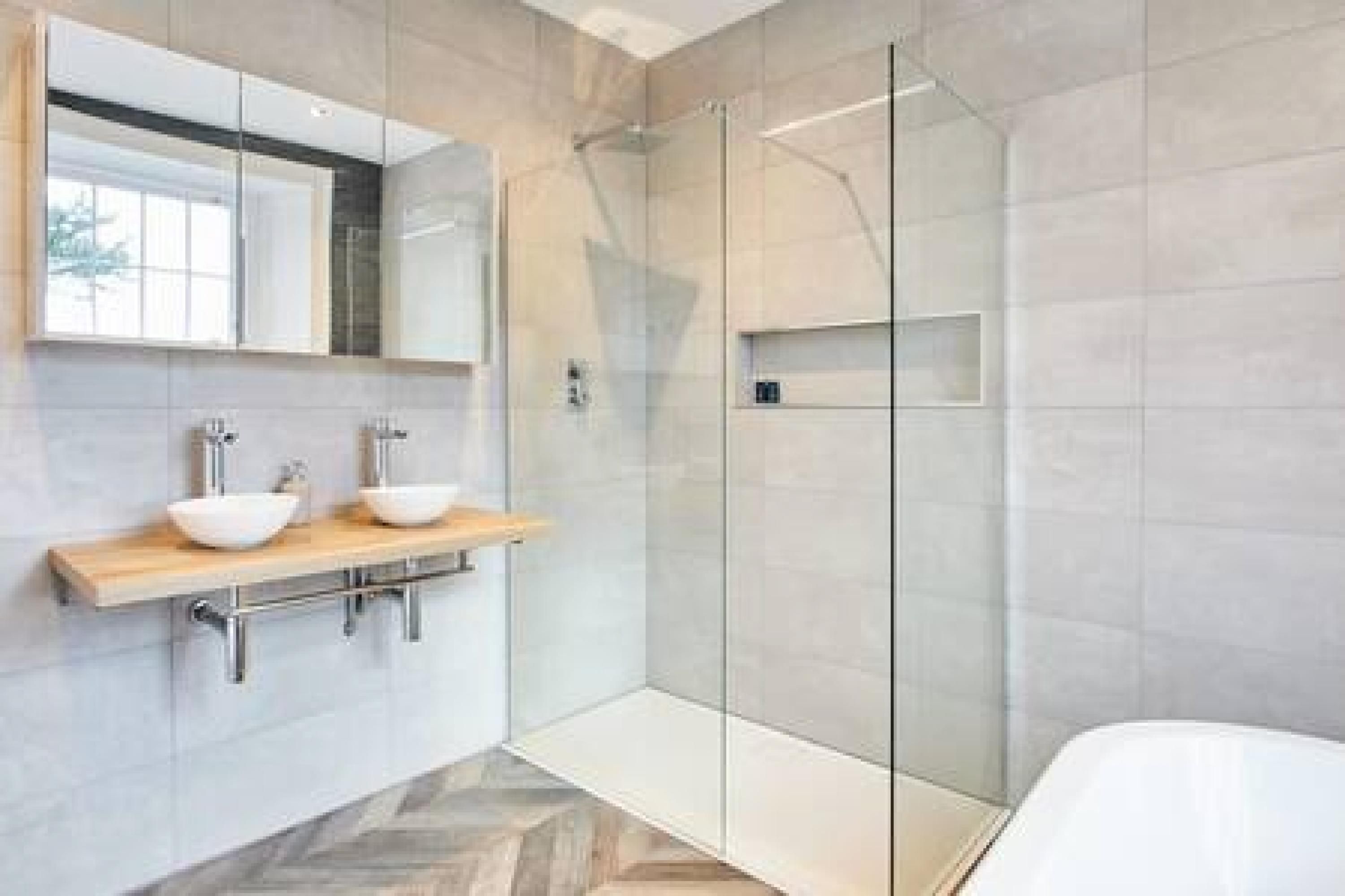 3 habitaciones y tabla de planchar con plancha 
