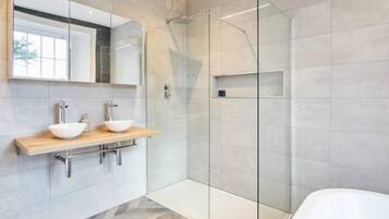 House | 3 bedrooms, iron/ironing board