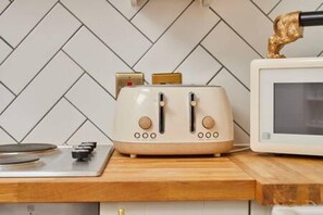 Apartment | 1 bedroom, desk, iron/ironing board, Internet - Host Stay Queen Square Hideaway (Liverpool)