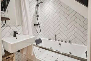 1 bedroom, desk, iron/ironing board, Internet - Host Stay Queen Square Hideaway (Liverpool)