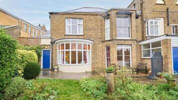 3 bedrooms, iron/ironing board