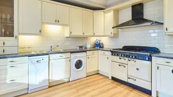 4 bedrooms, iron/ironing board