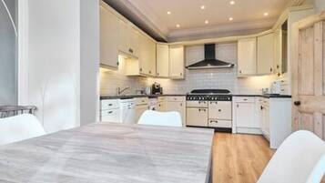 4 bedrooms, iron/ironing board