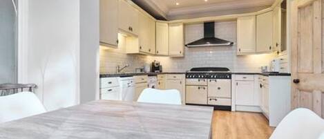 Casa | 4 habitaciones y tabla de planchar con plancha