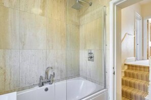 Hus | 4 soverom og strykejern/-brett