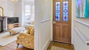 A living room with a fireplace, a television, and a sofa. - Host Stay Bellevue Road (Ramsgate)