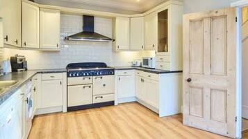 Rumah | 4 kamar tidur dan setrika/meja setrika