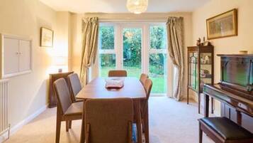 Rumah | 4 kamar tidur dan setrika/meja setrika