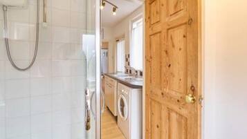 House | 2 bedrooms, iron/ironing board