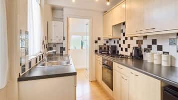 House | 2 bedrooms, iron/ironing board