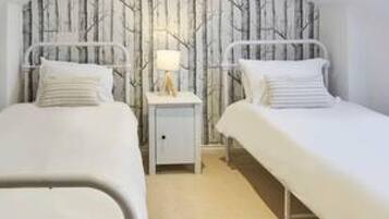 Nhà | 2 phòng ngủ, bàn, bàn ủi/dụng cụ ủi quần áo