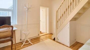 Nhà | 2 phòng ngủ, bàn, bàn ủi/dụng cụ ủi quần áo