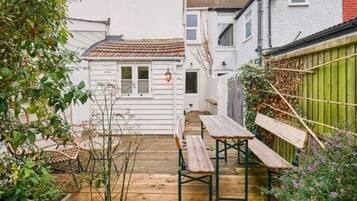 Nhà | 2 phòng ngủ, bàn, bàn ủi/dụng cụ ủi quần áo