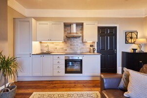 1 habitación y tabla de planchar con plancha 