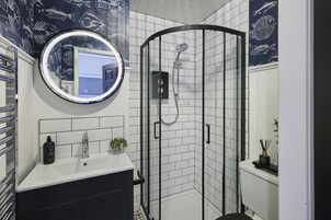 1 habitación y tabla de planchar con plancha 