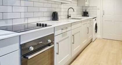 Host Stay Penny Farthing Cottage