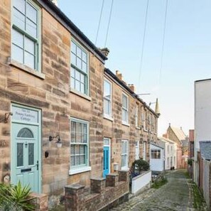 Casa | 2 dormitorios y tabla de planchar con plancha