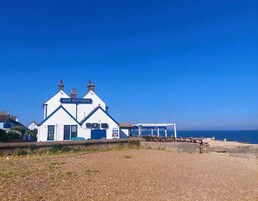 2 habitaciones y tabla de planchar con plancha 
