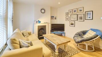 2 habitaciones y tabla de planchar con plancha