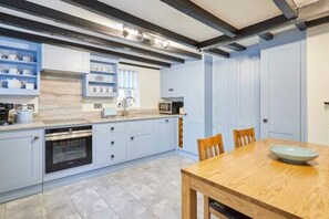 2 عدّة غرف نوم ومكواة/لوح كي