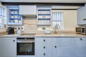 2 عدّة غرف نوم ومكواة/لوح كي