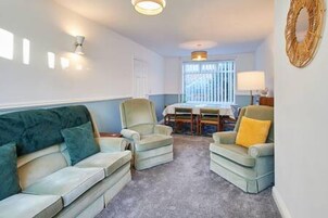 3 habitaciones, tabla de planchar con plancha y acceso a internet