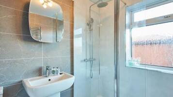 House | 3 bedrooms, iron/ironing board, high-speed internet