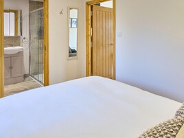 Casa | 1 dormitorio y tabla de planchar con plancha