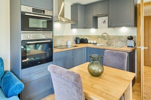 1 habitación y tabla de planchar con plancha 
