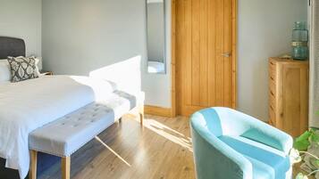 House | 1 bedroom, desk, iron/ironing board