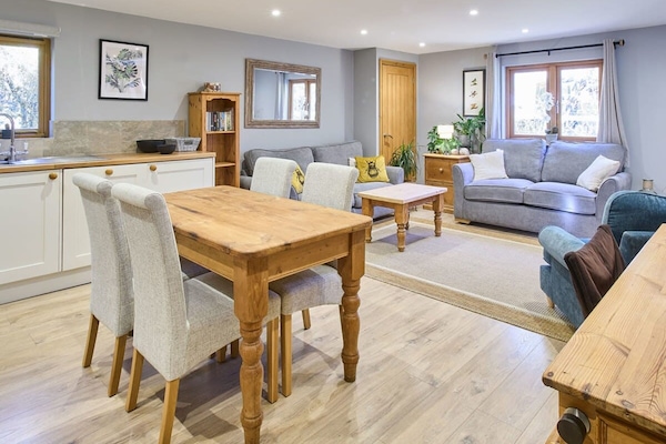 House | 1 bedroom, desk, iron/ironing board