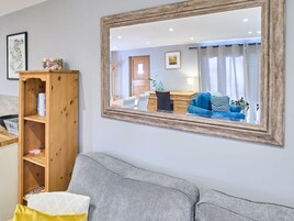 House | 1 bedroom, desk, iron/ironing board