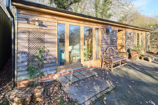 House | 1 bedroom, desk, iron/ironing board