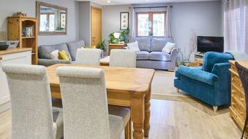 House | 1 bedroom, desk, iron/ironing board