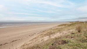A beach with a clear sky and a sandy shore. - Host Stay Sea View Road (Bridlington)
