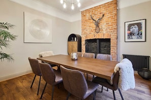 3 habitaciones y tabla de planchar con plancha