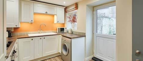 House | 2 bedrooms, iron/ironing board, Internet