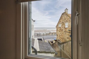 House | 4 bedrooms, iron/ironing board - Host Stay Beachside Cottage (Whitby)