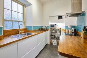 Casa | 4 dormitorios y tabla de planchar con plancha