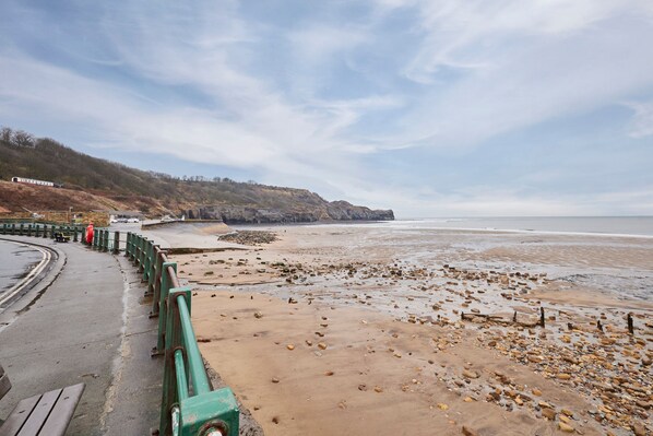 House | 4 bedrooms, iron/ironing board - Host Stay Beachside Cottage (Whitby)